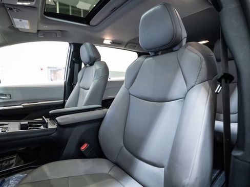 Certified 2025 Toyota Sienna XLE FWD image 6