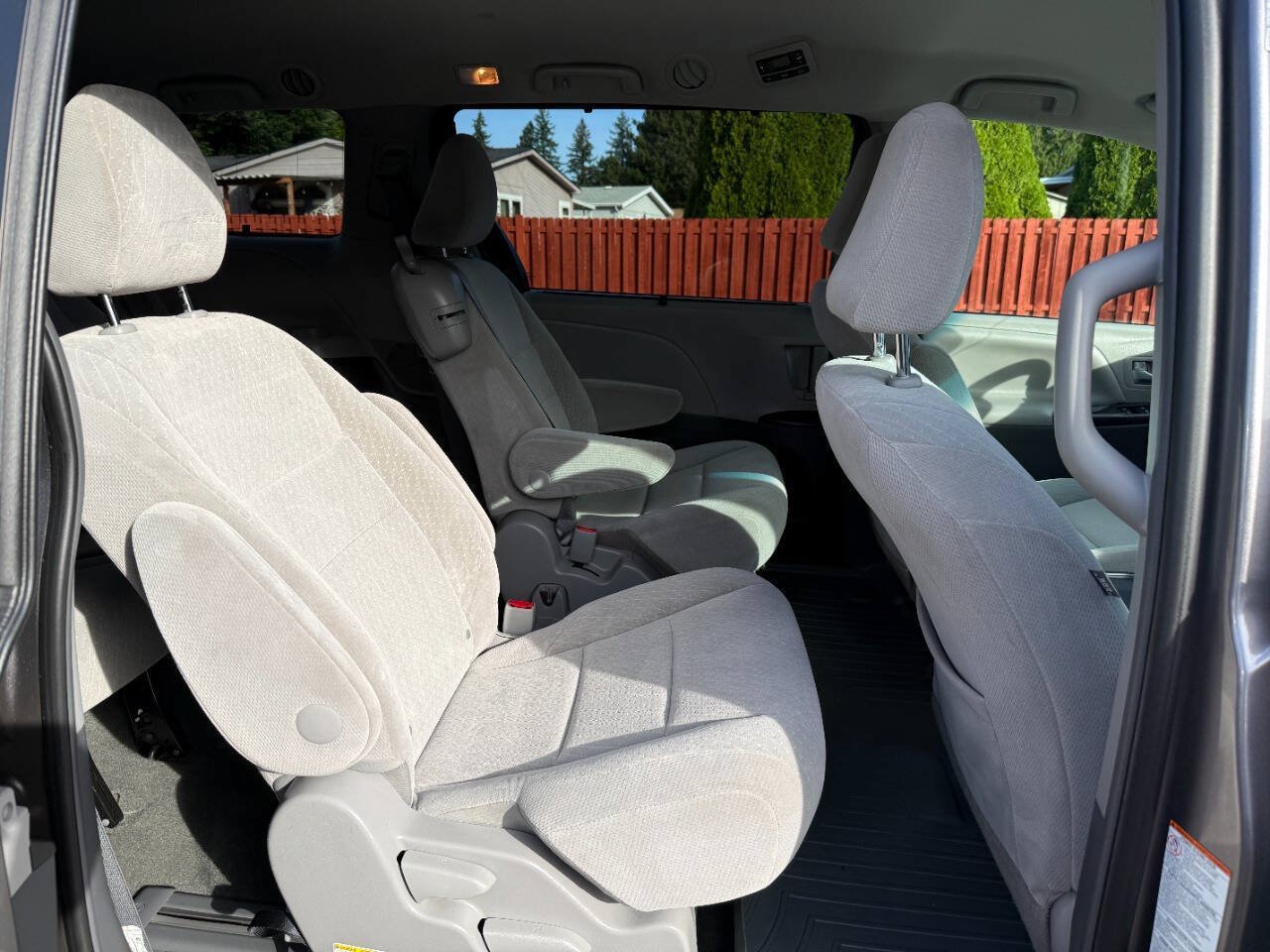 Used 2017 Toyota Sienna LE FWD image 18