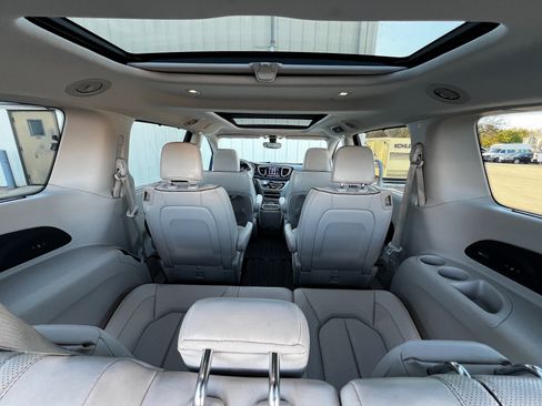 Used 2020 Chrysler Pacifica Limited image 26