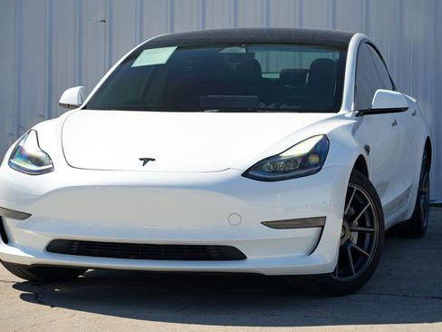 Used 2023 Tesla Model 3 Standard Range image 3