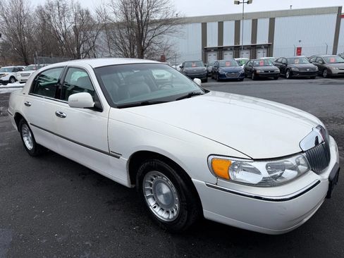Used 2000 Lincoln Town Car Executive image 3