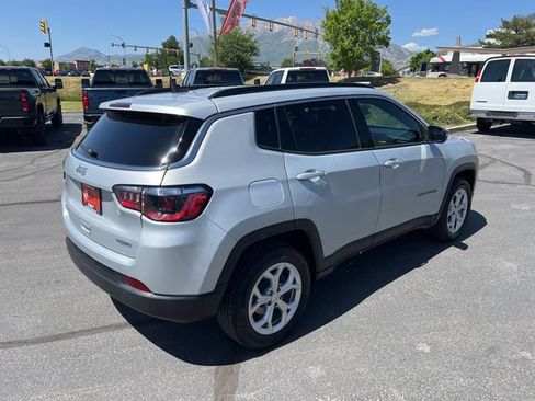 Used 2024 Jeep Compass Latitude AWD/4WD image 8