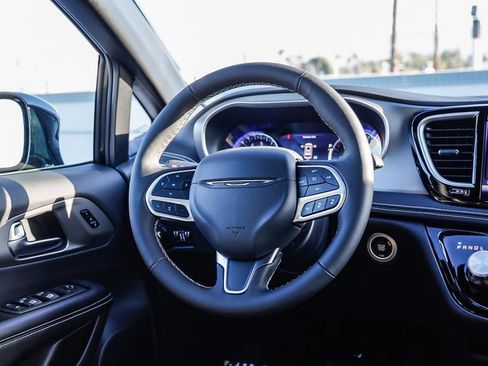 New 2027 Chrysler Pacifica Select FWD image 18