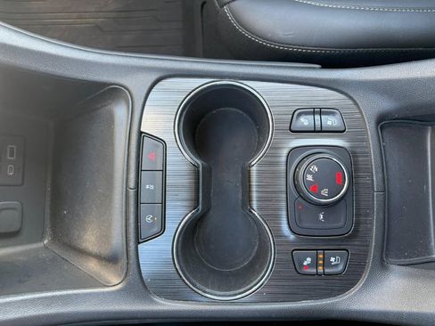 Used 2023 GMC Acadia SLT w/ Preferred Package image 19