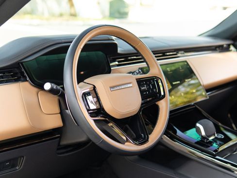 Used 2025 Land Rover Range Rover Sport Dynamic SE AWD/4WD image 4