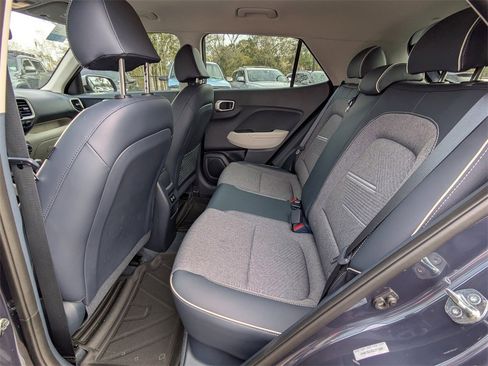 Used 2025 Hyundai Venue Limited image 13
