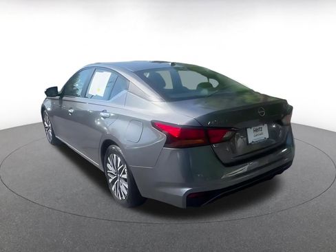 Used 2025 Nissan Altima 2.5 SV FWD image 11