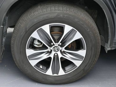 Used 2022 Toyota Highlander XLE AWD/4WD image 5