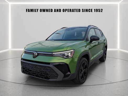 Certified 2025 Volkswagen Taos SE image 2