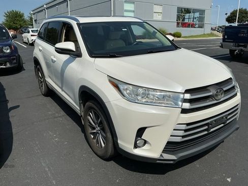 Used 2018 Toyota Highlander XLE AWD/4WD image 3