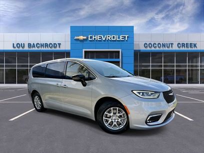 Used 2024 Chrysler Pacifica Touring