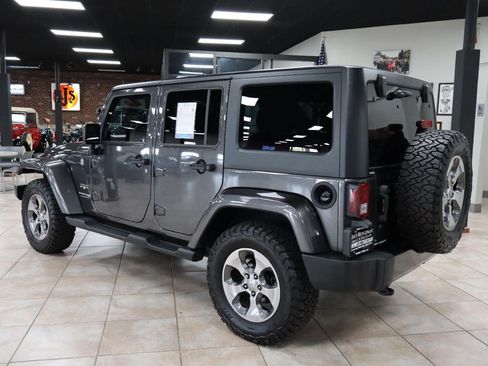 Used 2018 Jeep Wrangler Unlimited Sahara w/ Connectivity Group AWD/4WD image 4