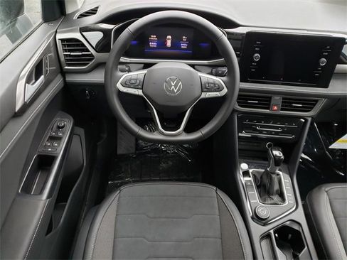 New 2026 Volkswagen Taos SE image 10