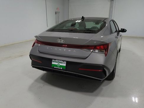 Used 2025 Hyundai Elantra SE w/ Cargo Package image 7