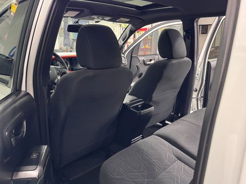 Used 2017 Toyota Tacoma TRD Off-Road w/ Premium & Technology Package AWD/4WD image 25