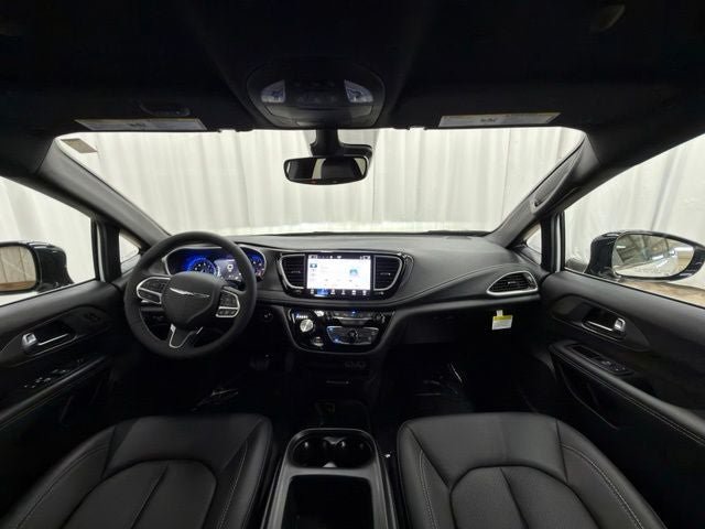 Used 2025 Chrysler Pacifica Select AWD/4WD image 4