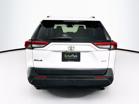 Used 2019 Toyota RAV4 XLE Premium image 7