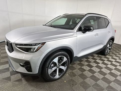 Used 2023 Volvo XC40 B4 Ultimate FWD image 6