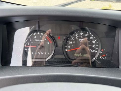 Used 2020 Isuzu NPR RWD image 26