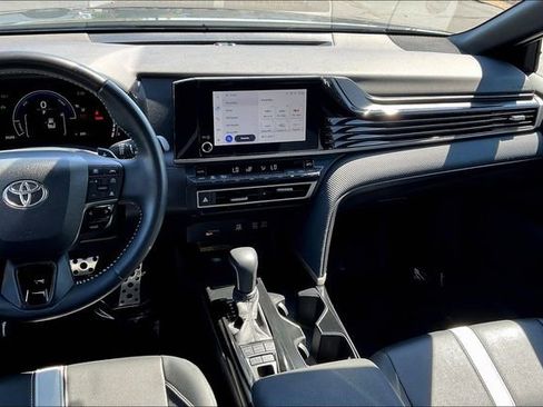 Used 2025 Toyota Camry SE image 6