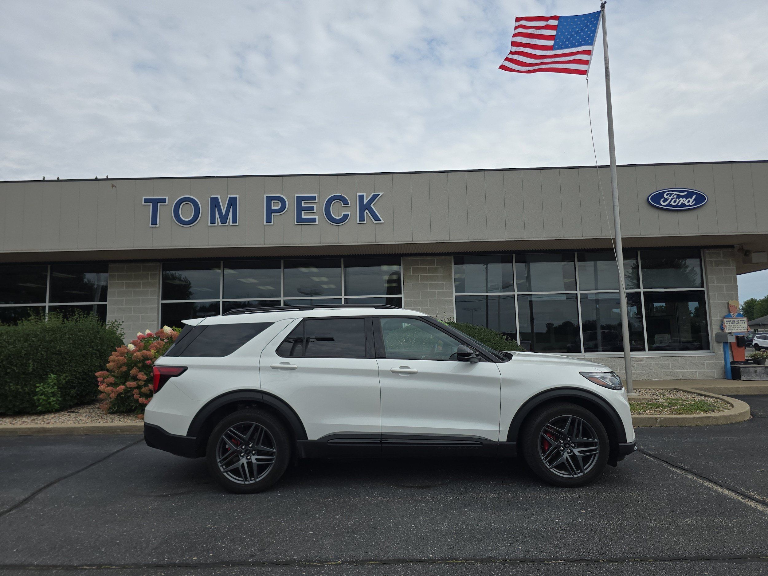 Used 2025 Ford Explorer ST AWD/4WD image 6