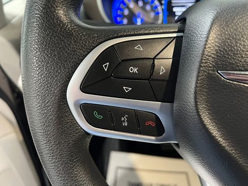 Used 2017 Chrysler Pacifica LX image 12