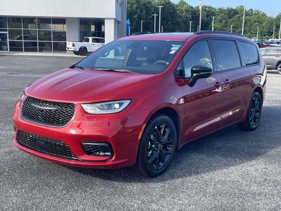 New 2026 Chrysler Pacifica Select w/ S Appearance Package