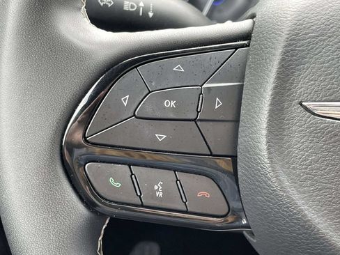 Certified 2025 Chrysler Pacifica Limited FWD image 34