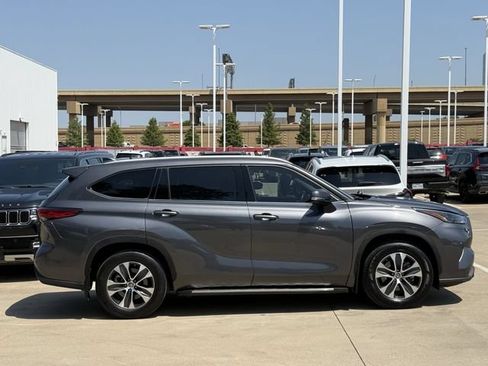 Used 2022 Toyota Highlander XLE FWD image 3