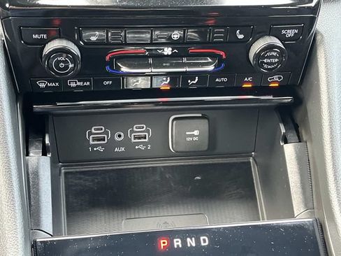 Used 2025 Jeep Grand Cherokee Laredo w/ Luxury Tech Group I RWD image 34