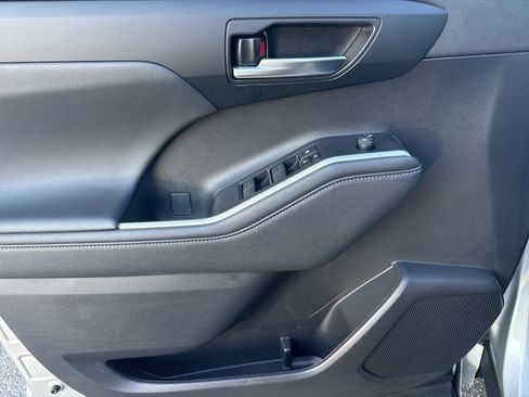 Used 2023 Toyota Highlander XLE image 18