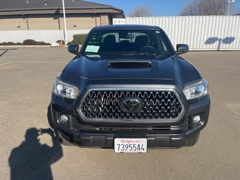 Used 2018 Toyota Tacoma TRD Sport w/ Technology Package image 2