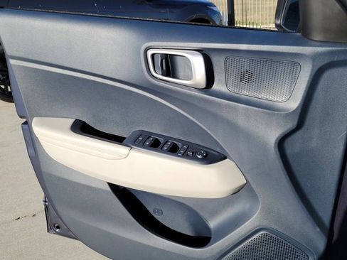 Used 2023 Hyundai Venue Limited image 7