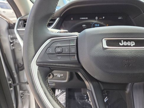 Used 2024 Jeep Grand Cherokee Laredo image 27