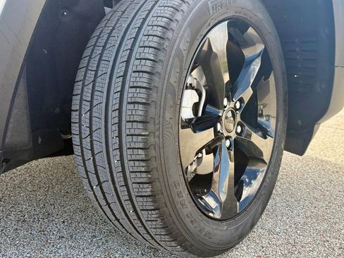 Used 2025 Jeep Grand Cherokee Limited w/ Luxury Tech Group II image 10