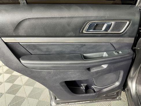 Used 2019 Ford Explorer XLT image 25