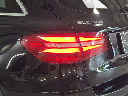 Used 2018 Mercedes-Benz GLC 300 4MATIC image 32