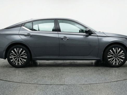 Used 2025 Nissan Altima 2.5 SV FWD image 11