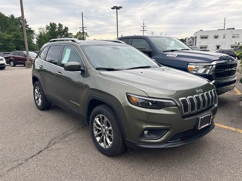 Used 2019 Jeep Cherokee Latitude Plus w/ Cold Weather Group AWD/4WD image 2