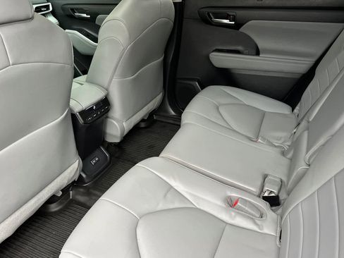 Used 2023 Toyota Highlander XLE image 4