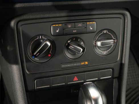 Used 2017 Volkswagen Beetle 1.8T Classic FWD image 38