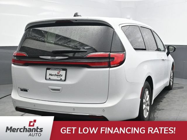 Used 2024 Chrysler Pacifica Touring-L FWD image 7