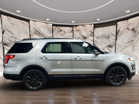 Used 2017 Ford Explorer XLT w/ Equipment Group 202A AWD/4WD image 12