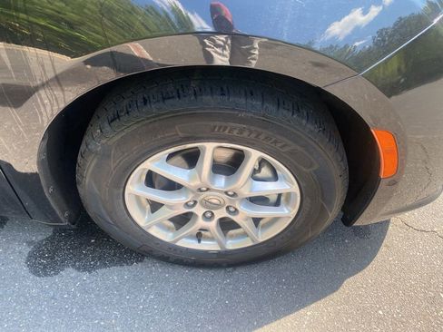 Used 2023 Chrysler Pacifica Touring-L FWD image 3