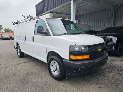 Used 2018 Chevrolet Express 2500 w/ Driver Convenience Package RWD image 3
