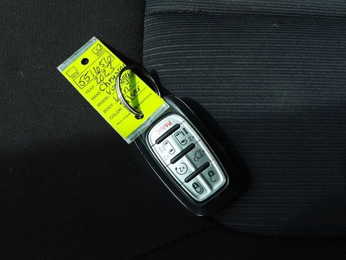 Used 2023 Chrysler Voyager LX image 62