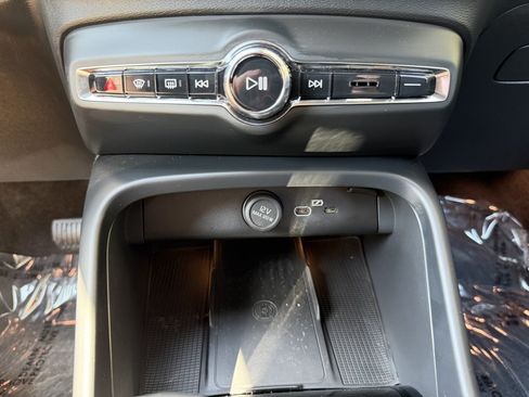 Used 2024 Volvo XC40 Recharge Plus w/ Protection Package Premier RWD image 24