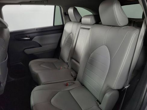 Used 2023 Toyota Highlander XLE image 18