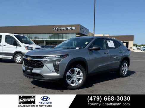 Used 2025 Chevrolet Trax LS w/ Driver Confidence Package FWD image 1