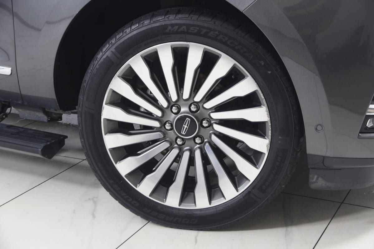 Used 2018 Lincoln Navigator Reserve w/ Technology Package AWD/4WD image 18